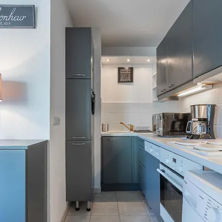 With Private Indoor Parking Apartment *